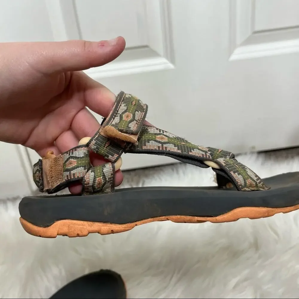 Teva Youth Hurricane XLT Gray Pink Velcro Strappy Sandals Size 4